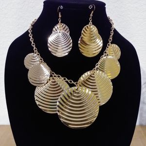 Gold shell inspired necklace set